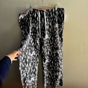 Gilligan & O'Malley Black and White Tree Pattern Joggers